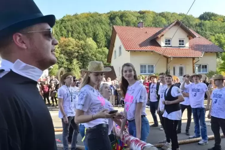 Vergangenes Jahr verlas Nico Mohr (links) die Bechhofer Kerwerede vor der Urpils-Stube. 