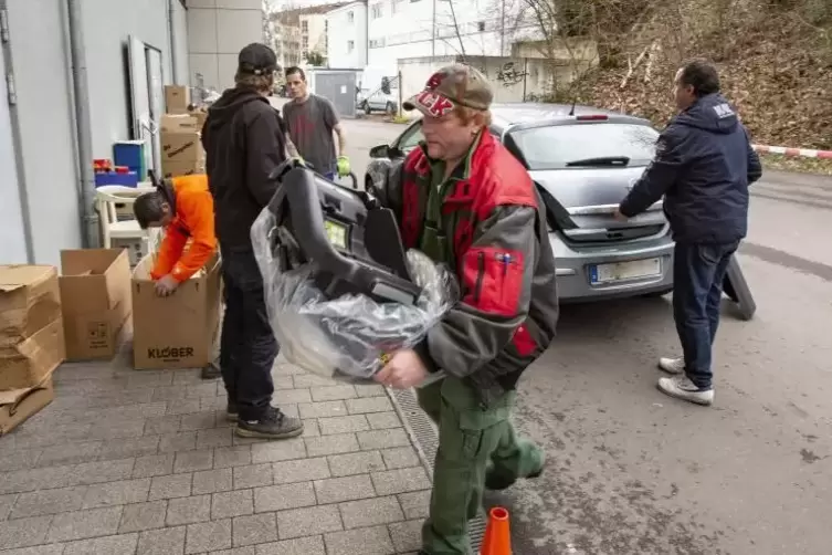  Helfer Marco Petersen bringt Spenden in die Halle. Die werden nun alle in ein Lager gebracht.