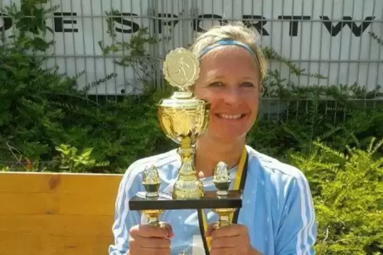 Steffi Dums mit dem Ü35-Pokal von 2017