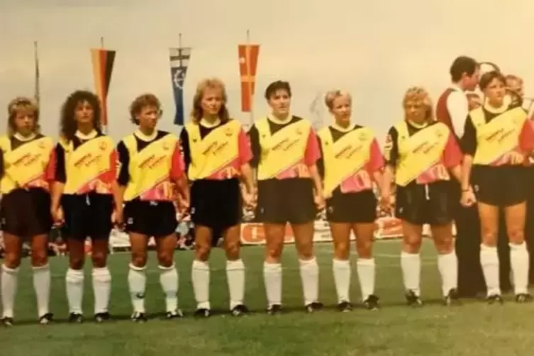 Ausschnitt Deutsche Meisterschaft 1993, Steffi Dums ist die dritte Spielerin von rechts. 