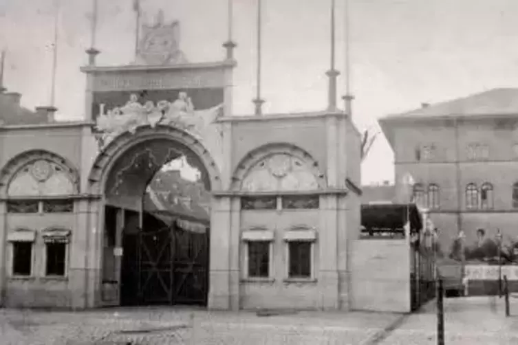 Die dritte Pfälzische Industrieausstellung im Jahr 1872 bezog den Schillerplatz und die Fruchthalle ein, wie auf diesem Foto aus