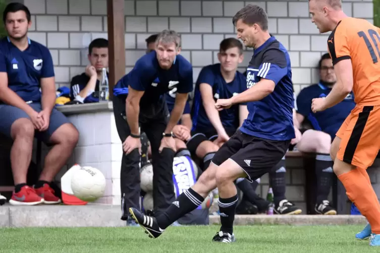 Wechselt die Bank: Wolfgang Lang (am Spielfeldrand stehend) kehrt zum SV Nanz-Dietschweiler zurück. 