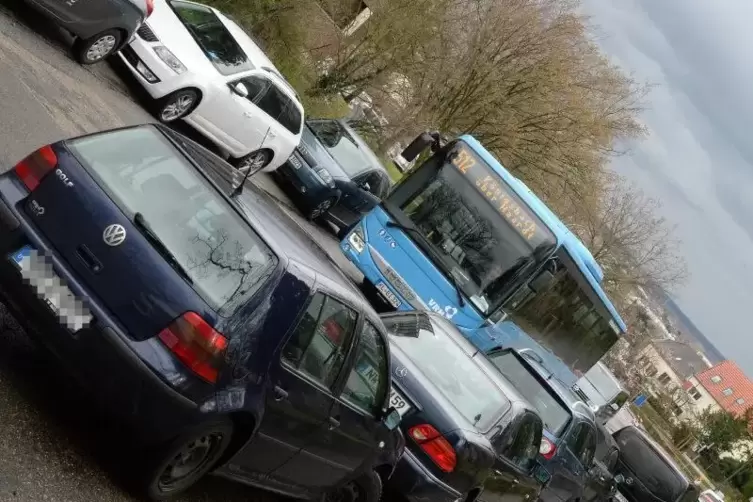 Gewohntes Bild in der Haardter Straße: keine Lücke dank Dauerparkern. 