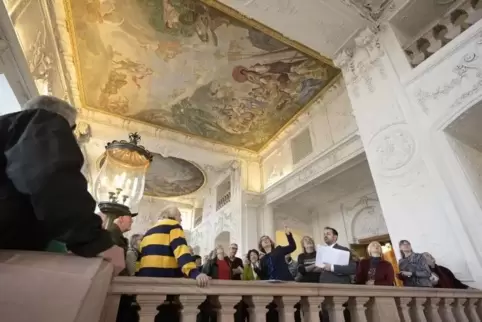 Die Besucher gehen auf Entdeckungstour durchs Mannheimer Schloss.