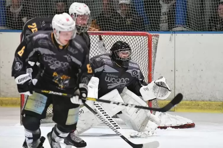 EHC-Goalie Steven Teucke (rechts, Szene aus dem ersten Pay-off-Spiel gegen Heilbronn) war überragend: Das erste Tor gegen ihn wa