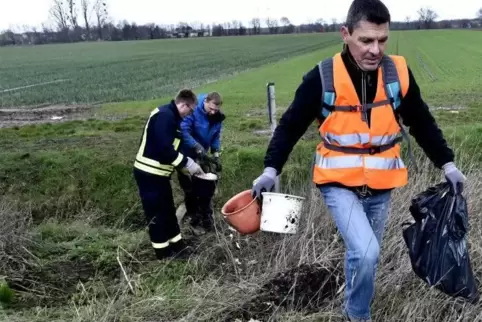 Räumen an der Straße nach Beindersheim auf: (von links) Francois Parraudeau, Felix Schitthelm und Dieter Schenkel.