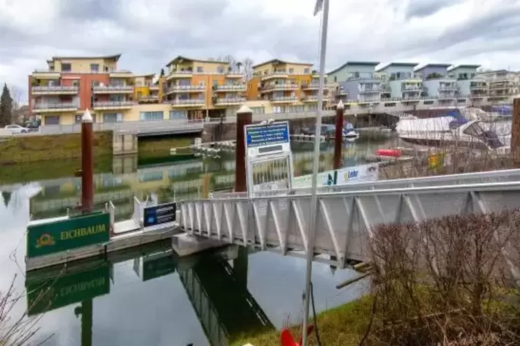 Wird zurückgebaut: der Steg für die „MS Sealife“ gegenüber den Hafenvillen. Das 2003 nach Speyer gekommene Schiff liegt auf der 