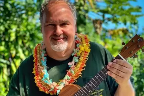 Bekam auf Hawaii von seiner Frau eine Ukulele aus Koa-Holz geschenkt: Stephan Flesch. 