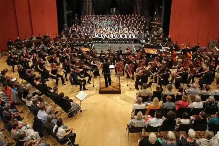 Großveranstaltungen wie die Carmina-Burana-Aufführung 2016 finden in der Wörther Festhalle erstmal nicht statt. 