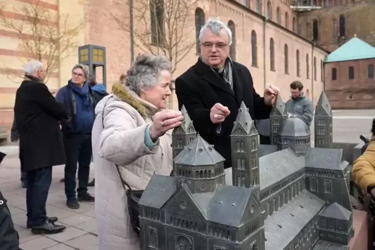 Bischof Wiedemann mit Ulla Gremminger aus Ingelheim, der blinden Gemeindereferentin im Ruhestand.