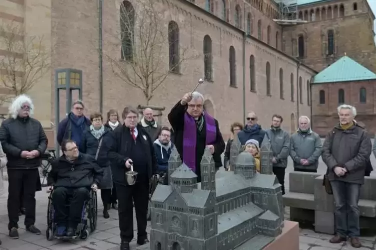 Der Bischof bei der Segnung, ganz links der Künstler Egbert Broerken.