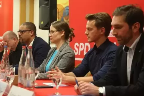Auf dem Podium (von links): Moderator Jochen Hartloff mit den Kandidaten Raymond Germany, Rebecca Schmitt, Matthias Mieves und L
