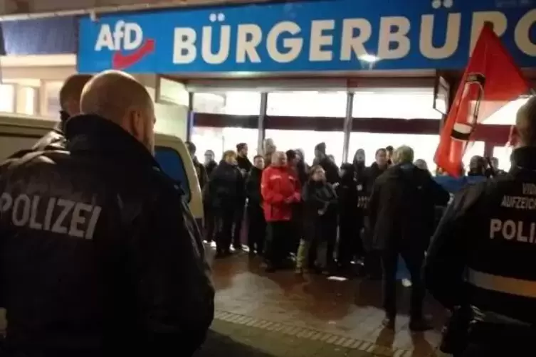 Polizeieinsatz am AfD-Büro in der Ludwigstraße 20. Es wurde Anfang März eröffnet. 