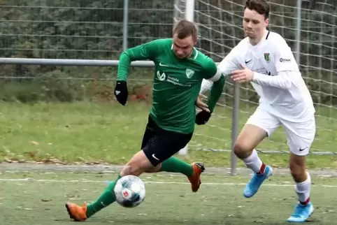 Robin Wiederanders (rechts) geht zu Büchelberg.