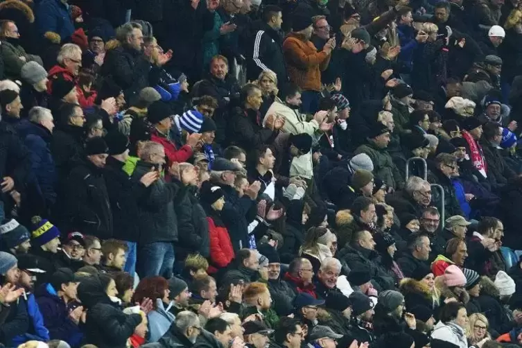 So prall gefüllt wie hier beim Verbandspokalspiel gegen die FCK-Profis sind die Ränge im Framas-Stadion auf der Pirmasenser Hust