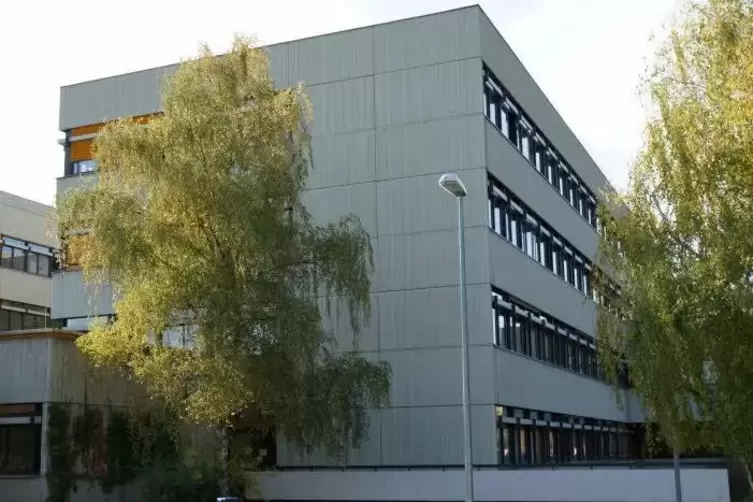 Die Schulen des Wormser Bildungszentrums, hier das Gauß-Gymnasium, sollen bis 20. März geschlossen bleiben.