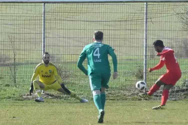 Spielt er, oder spielt er nicht? Rafael Dos Santos Cardoso. Hier verwandelt er einen Elfmeter vor gut einem Jahr in Rüssingen ge