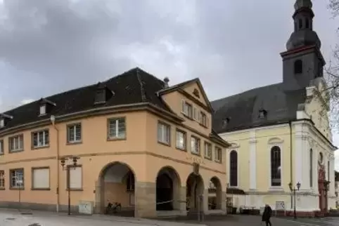 Die hübsche Fassade trügt: Das Erkenbert-Museum in Frankenthal ist ziemlich marode. Das Dach ist undicht, der Keller schimmelt. 