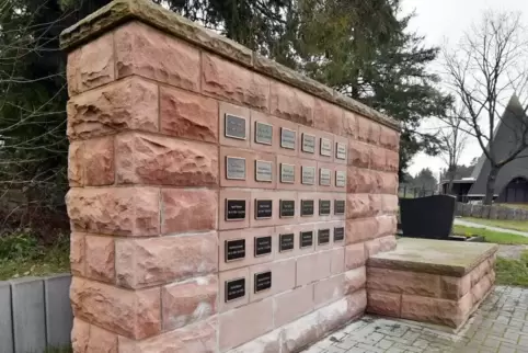 Eine weitere Sandsteinwand für Urnenbestattungen auf dem Friedhof in Esthal ist geplant. 