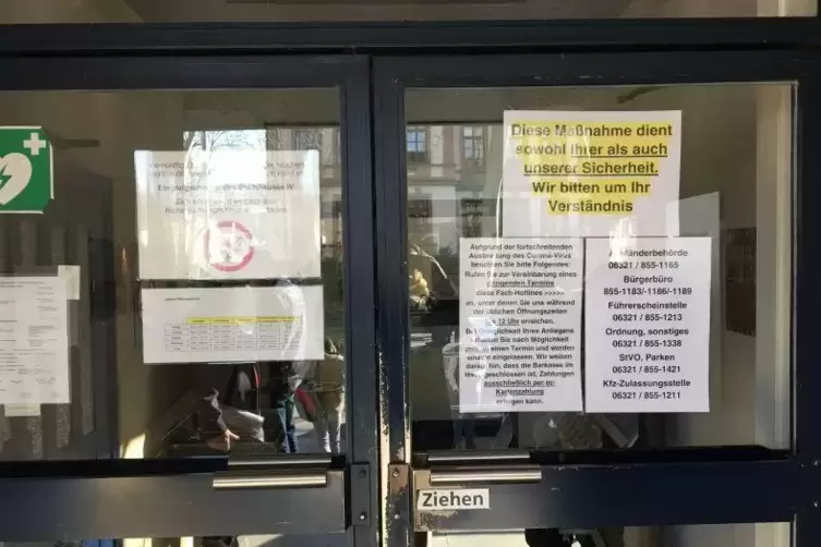 Hinweis am Bürgerbüro in der HIndenburgstraße.