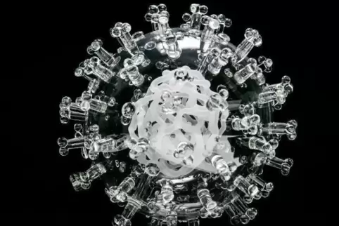 Das Coronavirus ist noch nicht gut erforscht. Hier eine Glasskulptur, die der Künstler Luke Jerram geschaffen hat.