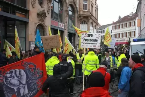 Eine Kundgebung des Fauenbündnis Kandel in Landau. 