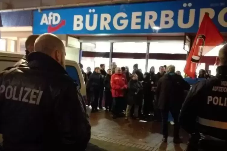 Polizeieinsatz am Abend des 10. März vor dem AfD-Bürgerbüro. Unter den Protestierenden war auch Linken-Stadtrat Bernhard Wadle-R