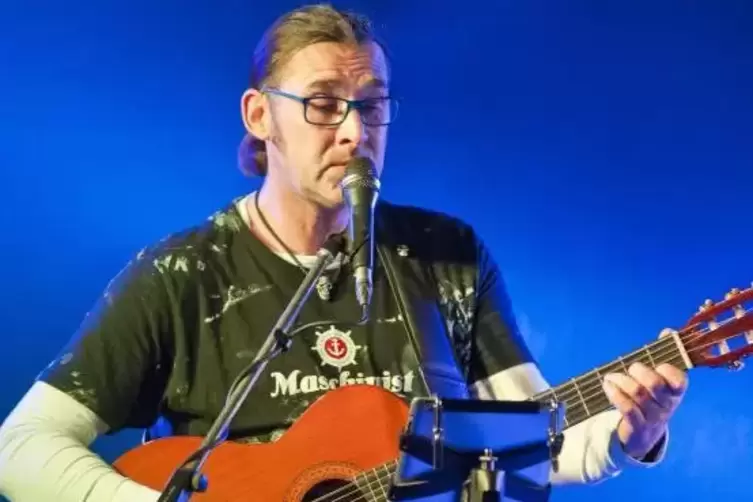 Ein Spätberufener, der selbst komponiert: Gitarrist Uwe Forsch, hier bei einem Auftritt im Musikclub Ventil. 