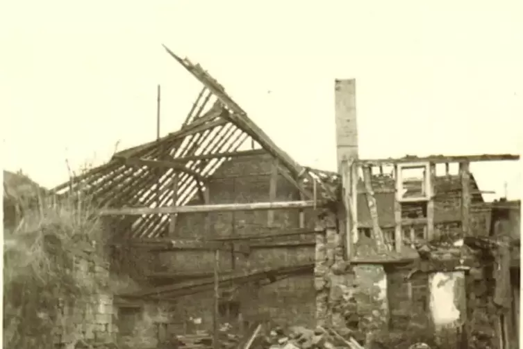  Eines von vielen: Das Anwesen August Stadelmann in der Hauptstraße nach der Bombardierung am 19. März 1945