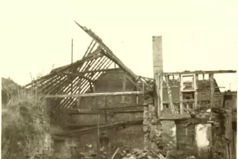  Eines von vielen: Das Anwesen August Stadelmann in der Hauptstraße nach der Bombardierung am 19. März 1945