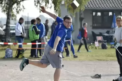 Bei der Steinstoßen-DM auf dem Vereingeländes des ATB Heuchelheim sind immer viele Helfer im Einsatz. Unser Bild zeigt Sven Kehl