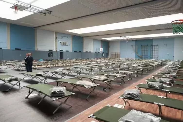 Feldbetten in einer Sporthalle in Koblenz. Hier sollen leichtere Fälle behandelt werden, falls die Krankenhäuser überlastet sind