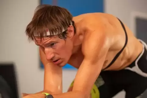 Auf der Rolle im Hotelzimmer: Sebastian Kienle beim Fahrradtraining.