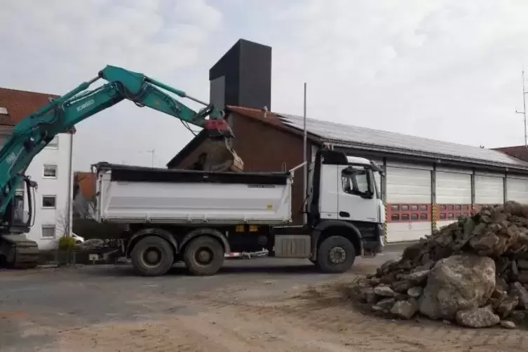 m westlichen Gelände neben dem bestehenden Gerätehaus wird derzeit gebaggert. 