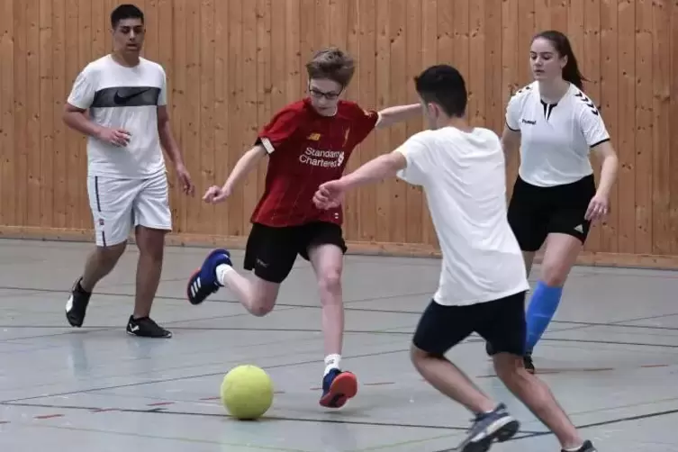 Das Team Panda (weiße Trikots), hier im Spiel gegen das Team Bunt (rot), gewann den von den Zuschauern vergebenen Fairnesspreis.