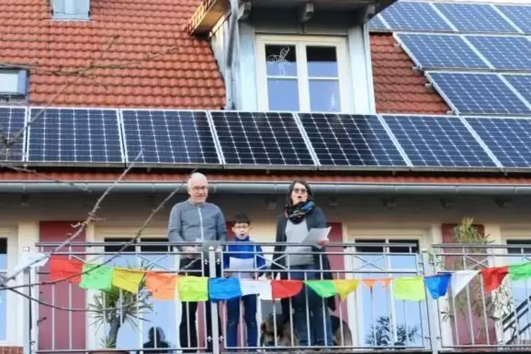 Mit Beethoven dem Virus trotzen: Christoph, Vincent und Carmen König aus Kandel folgten dem Aufruf zur Solidarität.