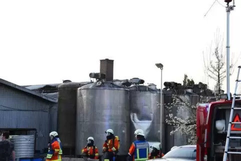 Feuerwehr vor der Schnapsbrennerei in Hirschberg-Leutershausen. 