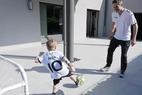  Frank Steigelmann, Trainer in Waldfischbach und Ex-FKP-Keeper, kickt mit Sohn Nick hinterm Haus in Clausen. 