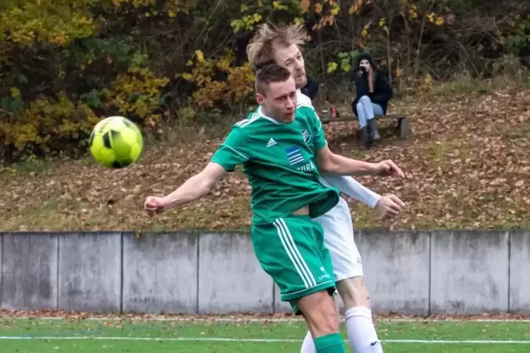 Bei unserem Gedankenspiel würde sich der FC Bienwald Kandel (weiß) den Meistertitel in der Landesliga sichern. Der TuS Altleinin