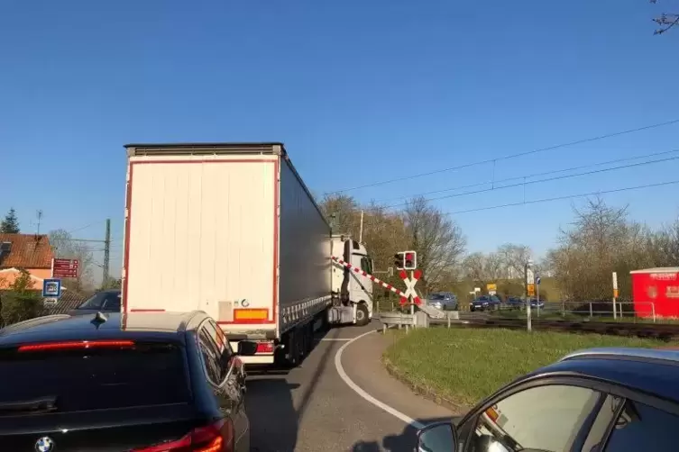 Die Polizei regelt am Bahnübergang den Verkehr.