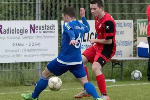 Marc Henigin blockt bei einem Auswärtsspiel des FC Wörth den Ball.