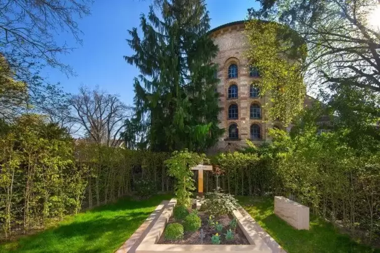 Seit 1967 heißt der frühere Alte Friedhof in Speyer Adenauerpark. Seit 2017 ist hier, hinter der Kirche St. Bernhard, das Grab d