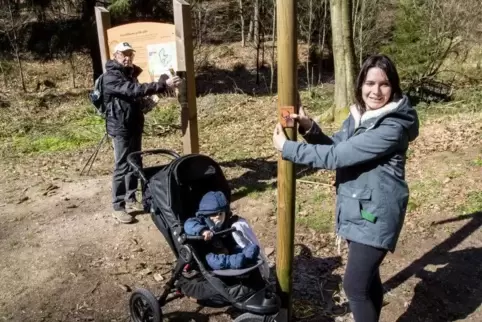 Kümmern sich um „ihre“ Wege: Carl Crusius und Anja Zwick engagieren sich als Wegepaten in Bruchmühlbach-Miesau. Der Käfer-Safari