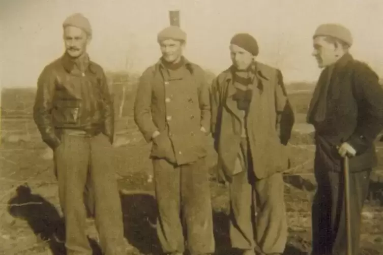 Walter Noe (links) in einem französischen Internierungslager.