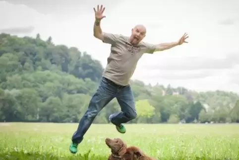 Holger Schüler und sein Hund – ein eingespieltes Team.