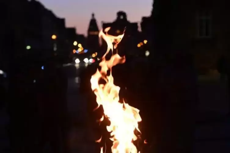 Wird es dieses Jahr nicht geben: Traditionelles Osterfeuer vor dem Speyerer Dom.