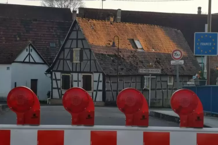 Wer diese Absperrung umgeht, riskiert ein saftiges Bußgeld: Grenzübergang zwischen Scheibenhardt und Scheibenhard. 