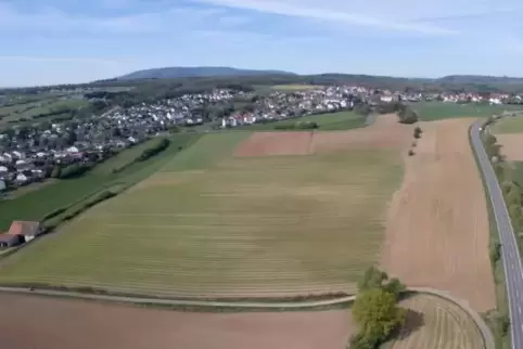 Zwischen Haider Straße (oben) und Orbiser Weg (unten) könnte ein Neubaugebiet entstehen. Ganz rechts ist die L 386 zu sehen.