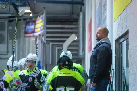 Eine Bank: Neu-Trainer Ralf Wolf (rechts) gewann mit den „Hornets“ sechs von sieben Spielen.