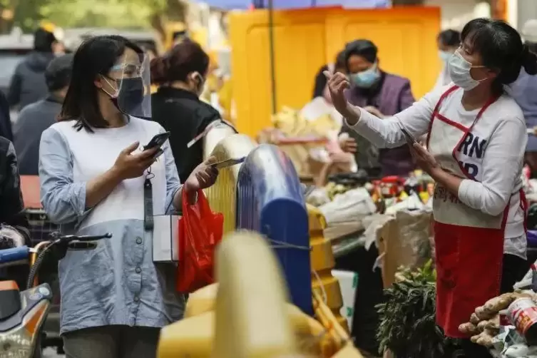 In Wuhan, das als Ursprungsort der weltweiten Pandemie gilt, kehrt der Alltag langsam zurück. Unser Bild zeigt einen Markt in de